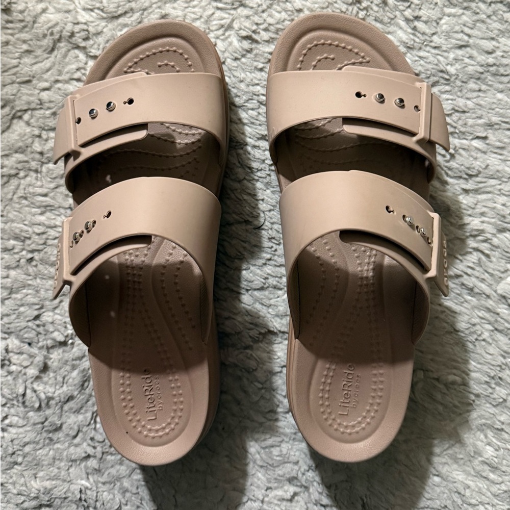 CROCS BROOKLYN BUCKLE PLATFORM SANDALS